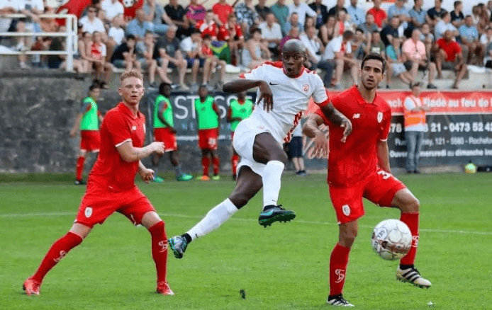 关于欧冠倒计时，阿贾克斯赛前临场应变，细节引发关注，媒体盛赞，更衣室氛围转暖的信息